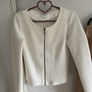 Vila kofta  - Jätte fin kofta som passar med allt, helt oanvänd!