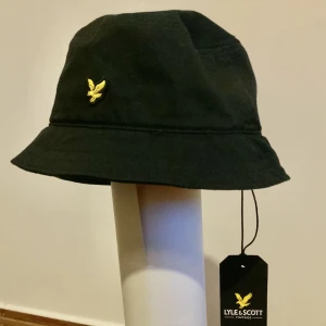 Lyle & Scott Bucket Hat - Helt oanvänd med lappen fortfarande kvar Nypris 300kr