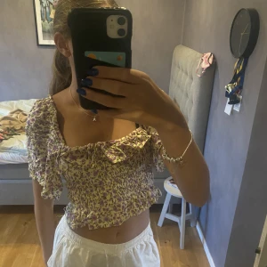 Blommig blus 🌸 - Jätte fin blommig blus från zara 🌸använd fåtal gånger 😻kontakta för frågor ⭐️