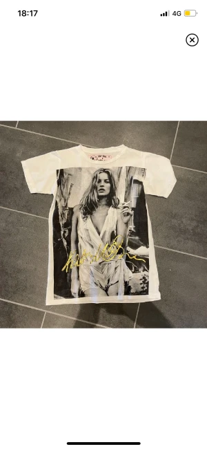 T-shirt  - Säljer denna fina T-shirten💕