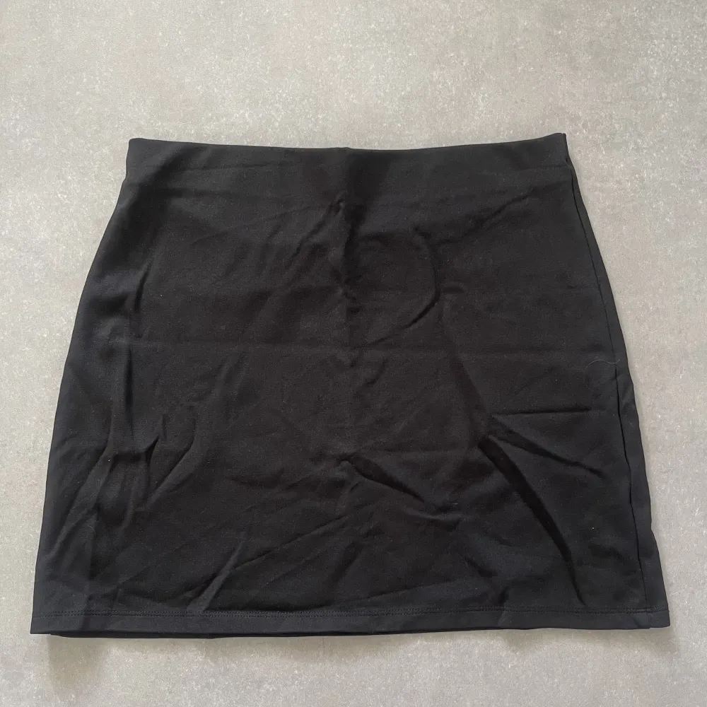 En basic svart kjol från Nelly. Kjolar.