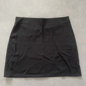 En basic svart kjol från Nelly
