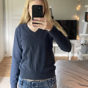 Stickad tröja - Fin blå stickad v-ringad tröja, i bra skick utan defekter💕Använd helst ”köp nu” när du köper