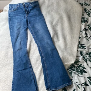 Gina tricot jeans - Sååå snygga Bootcjt jeans som är rätt så lågmidjade, obs storlek M men passar mig som har S även!