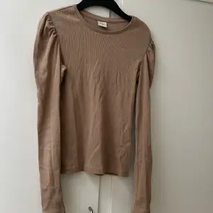 Säljer denna beige topp från Zalando. Storlek XS. Märket på tröjan är Jacqueline de Young. Tröjan är använd men är i super skick. Frakt tillkommer för köparen. 