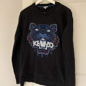 Äkta Kenzo Sweatshirt. Använd i ett år sen bara luggit oanvänd i gaderoben i typ 1 år.