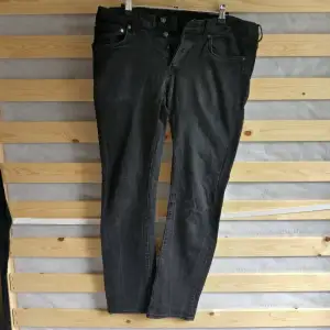 Svarta jeans i ostretchigt material och rak modell. Bra kvalitet och bekväma. Slim, low waist.