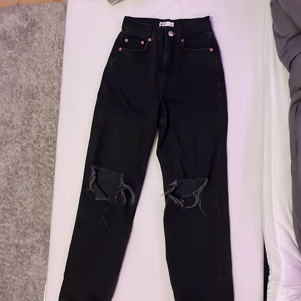 Ett par snygga svarta jeans från gina trico🖤 Bra skick som ändast använts ett par gånger! Original pris: 600kr Skriv ifall ni har några frågor🩷:). Jeans & Byxor.