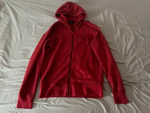 True religion hoodie - Intressekoll på min true religion hoodie. Använts typ 2-3 gånger ( inga defekter) vid fler intresserade kommer jag starta en budgivning. Skriv om ni har frågor💕 