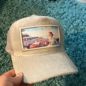 Revenite monoco keps grå - Jag säljer min revenite monoco keps grå Jag har bara använt den 1 gång Storleken är justerbar  påse och kort följer med Priset kan diskuteras vid snabb affär 