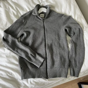 Grå zip - Stickad zip, nyskick