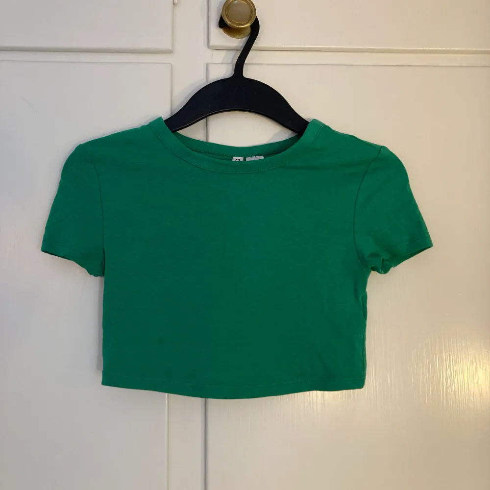 Säljer denna gröna t-skirt från h&m✨. T-shirts.