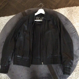 Vintage skinnjacka - Säljer denna jättesnygga skinnjacka som är köpt vintage. Jackan är inte oversized, skulle säga att den passar storlek S!! 