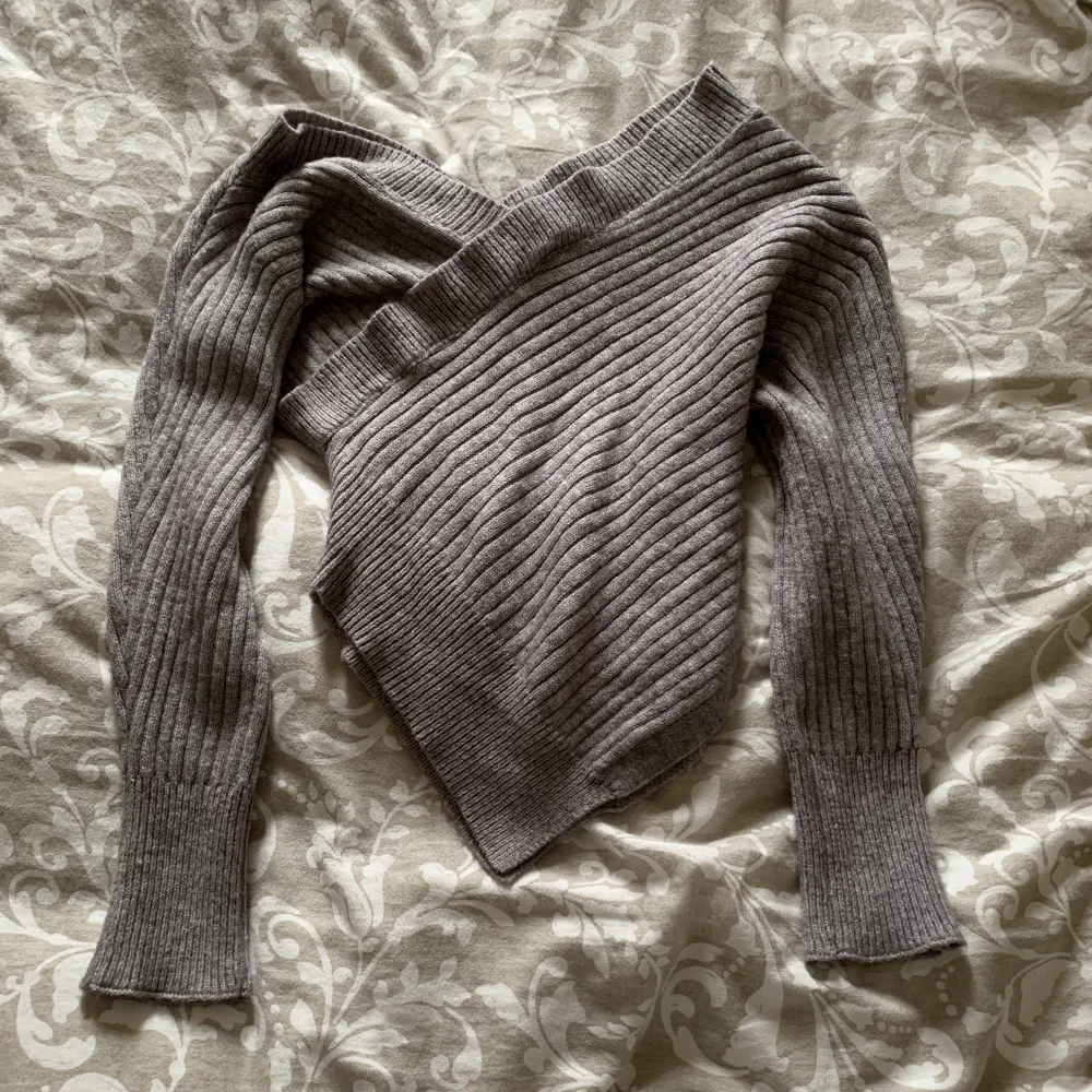 Säljer denna grå stickade tröja. Ska sitta lite off shoulder. Är i storlek S. Använd en gång. 🤍. Stickat.