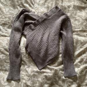Säljer denna grå stickade tröja. Ska sitta lite off shoulder. Är i storlek S. Använd en gång. 🤍