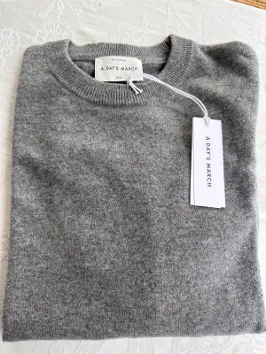 Ny oanvänd Cashmere tröja  - Grå oanvänd cashmere tröja från A Days March i storlek S Långärmad och rundhalsad Ljuvligt material men för stor för min son  Finns i Hammarby Sjöstad