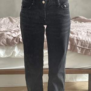 Säljer mina arrow low jeans från weekday i färgen ”Tuned black”. Säljer pga av att de har blivit för korta för mig (jag är 166cm). Är fortfarande i bra skick förutom en liten reva på ena backfickan men det är inget som syns igenom. Använd gärna ”köp nu”!
