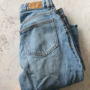 Blåa lågmidjade jeans - Blåa lågmidjade jeans, använts några gånger. Skriv för mer bilder
