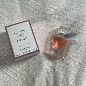 säljer nu min lancome parfym, knappt använd, i början anvönd lite men sen har den bara stått i några månader, pris kan diskuteras 🩷