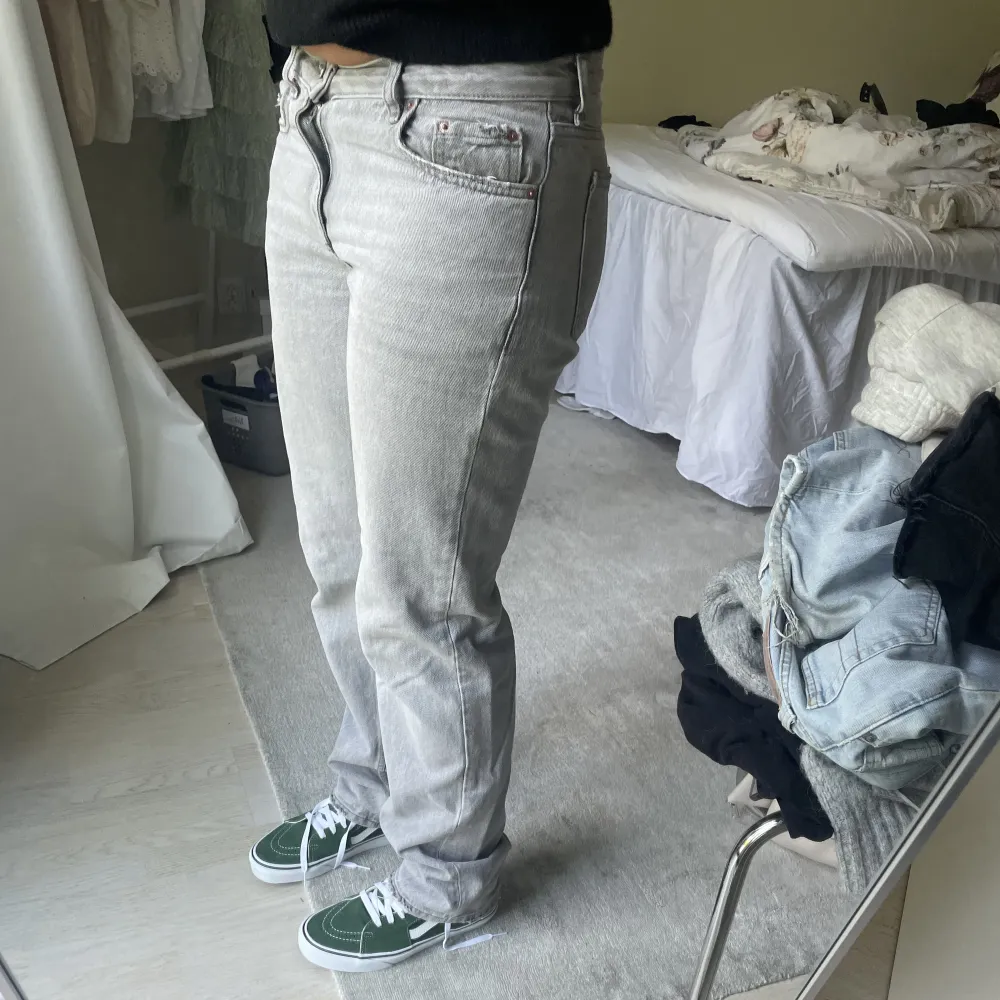 Säljer dessa skit snygga low straight jeans från GinaTricot änvända fåtal gånger, pris är exklusive frakt💕 (ny pris 499:-). Jeans & Byxor.