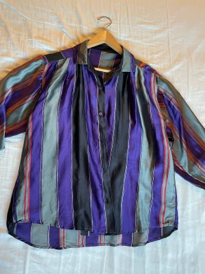 Vintage sidenblus  - Fin sidenblus i vackra färger och luftigt snitt. 