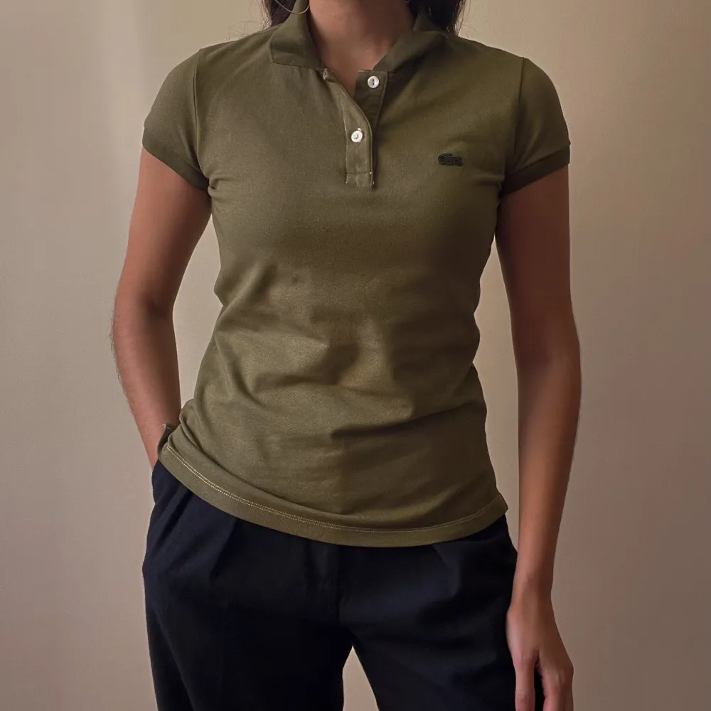 handdyed Lacoste cotton polo  size 36  made in Peru preloved, very good condition neutral olive green color 94% cotton, 6% elastane best fits xs-s. Toppar.