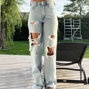 Jeans Zara - Highwaist straight jeans från zara i storlek 34, bra skick. Såhär sitter dem på mig som är 1,64:)