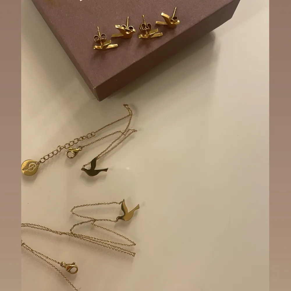Säljer detta sett, ett armband, halsband och två par örhängen, använt Max 3ggr var. Allt för 500kr annars 150kr/smycke, köparen står för frakt. Asusteet.