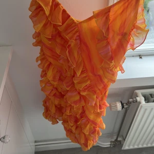 Klänning - Superfin slutsåld klänning från NA-KD. Aldrig använd.❤️