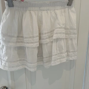 Nelly kjol - Världens finaste kjol från Nelly. Superfin o lite flowig, använd 2 gånger.❤️