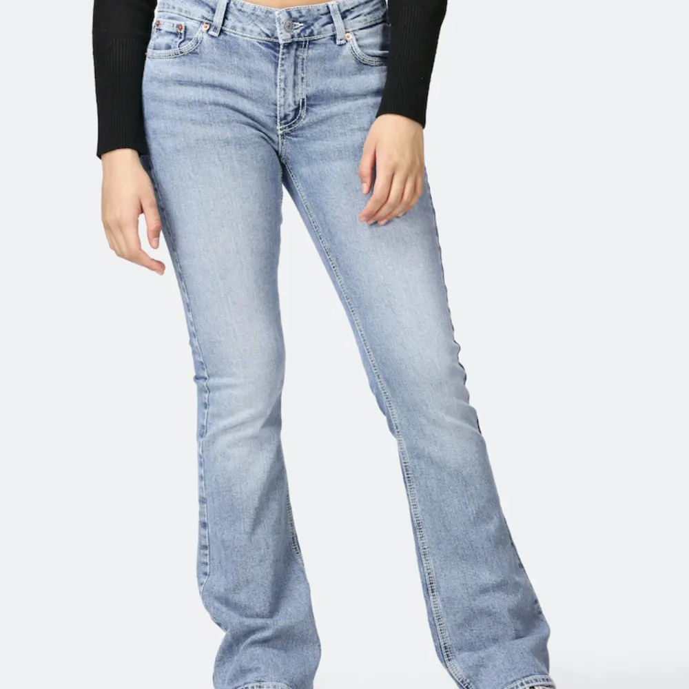 Otroligt snygga blå lågmidjade bootcut jeans!! Liknar dessa från första sidan!!. Jeans & Byxor.