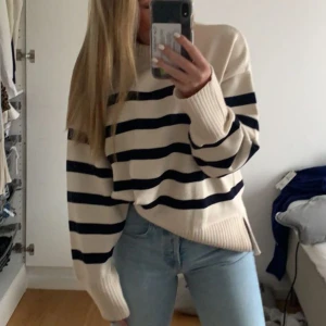 Stickad tröja  - Jag säljer nu denna stickade tröja ifrån zara!💕den är superskön och i ett jättebra material, super snygg nu till hösten💕