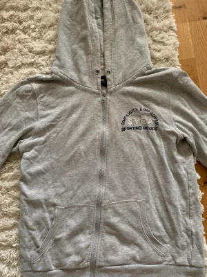 Hoodie - Super mysig Svea tröja med fint tryck på baksidan