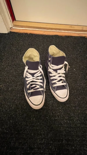Converse skor - Säljer ett par mörkblå converse som jag endast använt två gånger!! Väldigt snygga i mycket bra skick
