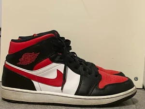 Air Jordan 1 fire red  - Air Jordan 1 fire red                     Strl 44,5                            Andvända men väll omhändertagna     Lite crease över tårna                     Kan sänka pris vid snabb affär         Står inte för frakt