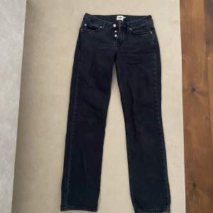 Svarta lågmidjade jeans från lager 157 i modellen ”icon”, storlek XS men skulle säga att de även passar S💕skriv för fler bilder/ frågor🫶🏽 (säljer även dessa i blått)