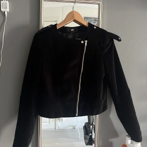 Svart mocka jacka från H&M  - En fin Mocka jacka från H&M i storlek 36 (s), använt endast 1 gång inga tecken på defekter<3