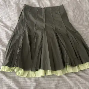 Militärgrön midi kjol från Esprit. Köpt second hand, aldrig använd av mig. 