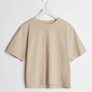 Perfekt beige t-shirt i lite grövre tyg 100kr inklusive frakt xs/s