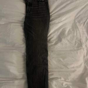 Jeans från Zara, storlek 36/S, skick som nya!