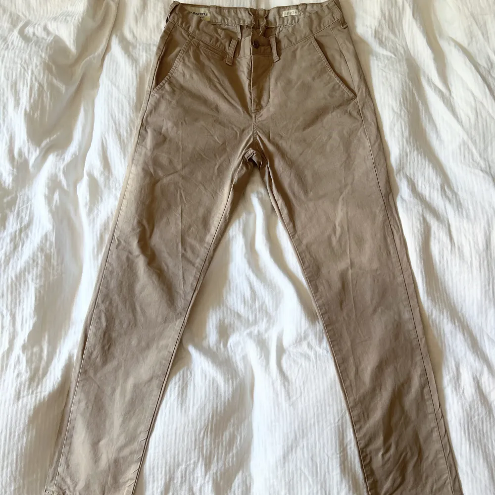 Beiga chinos från Ralph Lauren Denim & Supply, väldigt fint skick. Strl 28 x 32. Är original 34 långa men är uppsydda, se bild 3. 28 i midja men passar mig som har 29 vanligtvis.. Jeans & Byxor.