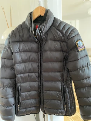 Parajumper - Storlek m, använd Max 10 gånger, svart pjs, vår/höst jacka 