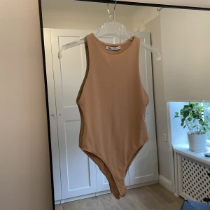 Body - Beige body från Zara. Den har ett extra lager tyg över bysten så att den inte blir genomskinlig och man kan använda den utan BH. Använd en gång så den är i fint skick utan anmärkningar. 🧡