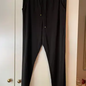 Svarta byxor från Filippa K. Storlek: XL. 