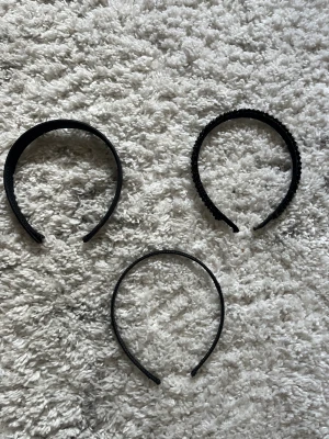 Diadem - Säljer nu tre st diadem för endast 60kr. Går att köpa separat också.