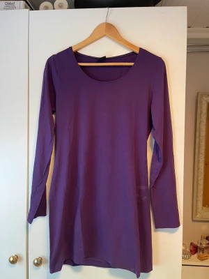 Långärmad - En lila långärmad topp. Storlek: XL. 