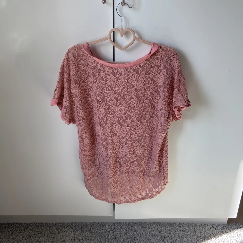 Jätte fin blus med ett blomigt mönster från RAINBOW i storlek 40/42 tröjan är i en gammal rosa färg, bra skick på tröjan inga konstigheter . Blusar.