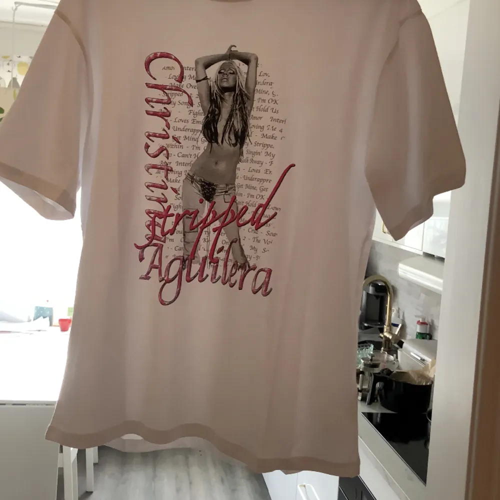 Säljer min Christina Aguilera t-shirt i storlek S, bra skick knappt använd. . T-shirts.