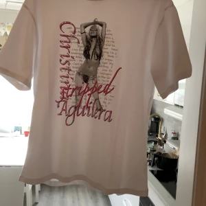 Christina Aguilera t-shirt - Säljer min Christina Aguilera t-shirt i storlek S, bra skick knappt använd. 
