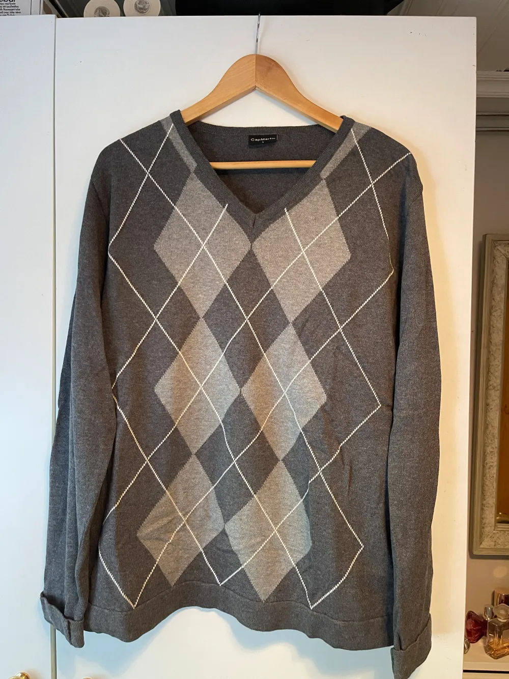En tröja med mönster. Storlek: L.. Hoodies.